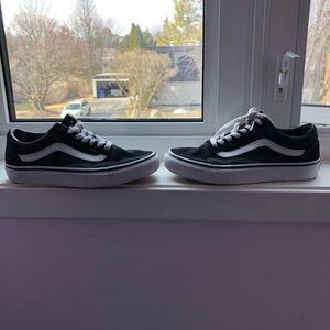 CLASSIC B&W OLD SKOOL VANS